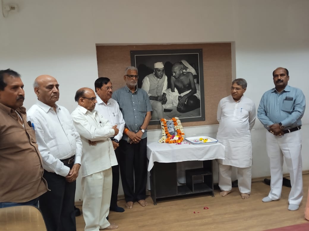 On the occasion of former Home Minister Buta Singh’s birthday, Congress members in the PCC paid tribute to him with flowers.