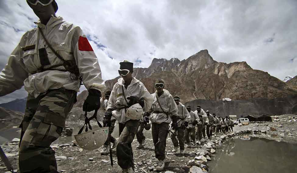 Menu @ Siachen: Steaming rice, piping hot rotis, and fresh vegetables