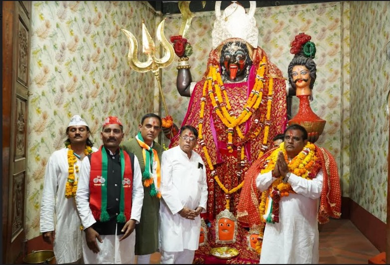 Congress candidate Arun Shrivastav performed worship and rituals at the Kalika Temple.