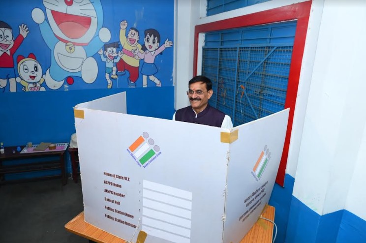 Khajuraho MP Vishnu Dutt Sharma casts his vote at a polling booth in Khajuraho