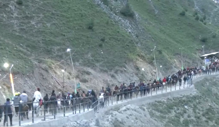 Amarnath Yatra begins, first batch of pilgrims leave for cave shrine