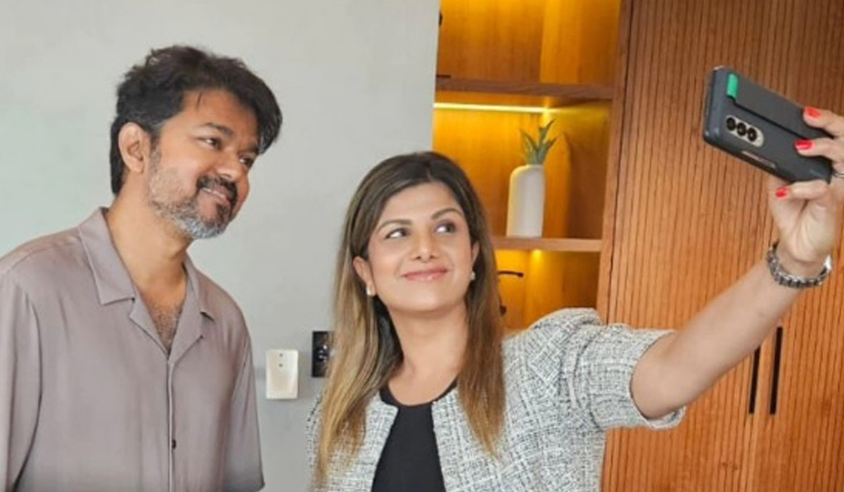 ‘Thalapathy’ Vijay meets his ‘Minsara Kanna’ co-star Rambha