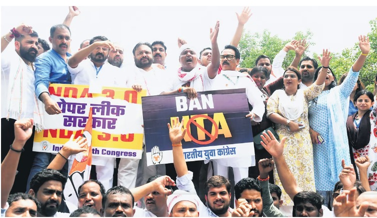 “Protest against Agnipath Scheme, Nursing Scam, and NEET Paper Leak: Encirclement of Chief Minister’s Residence under the leadership of NSUI National President Mr. Varun Chaudhary”