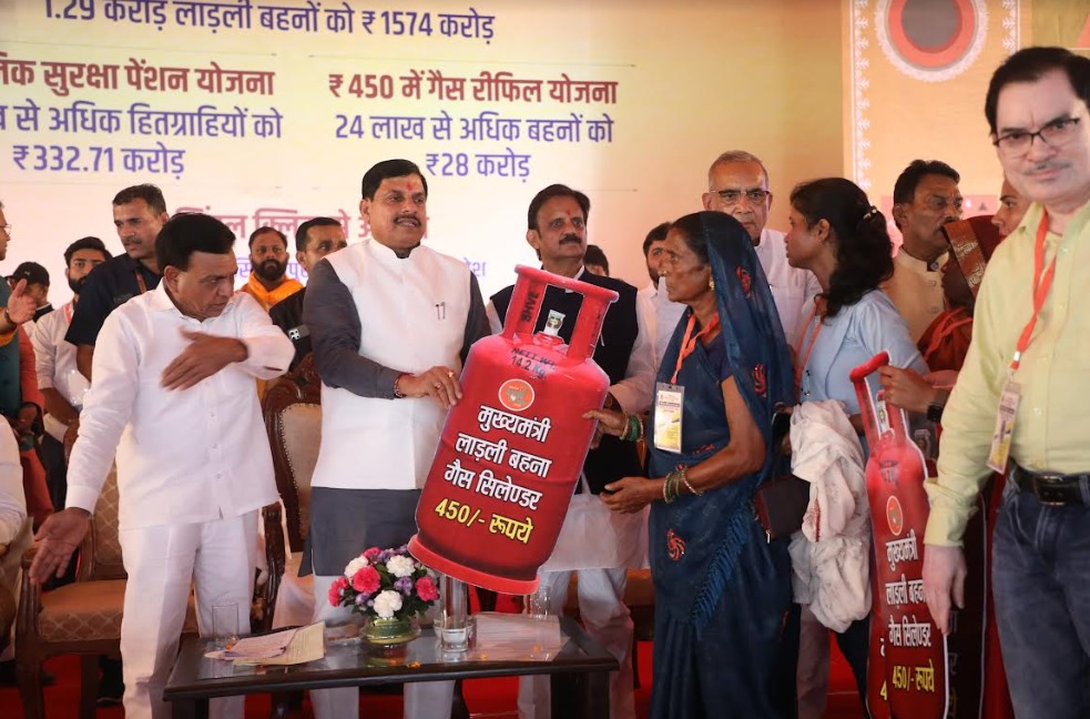 In Sagar, the Chief Minister distributed cylinders to sisters under the Ladli Bahna Yojana.