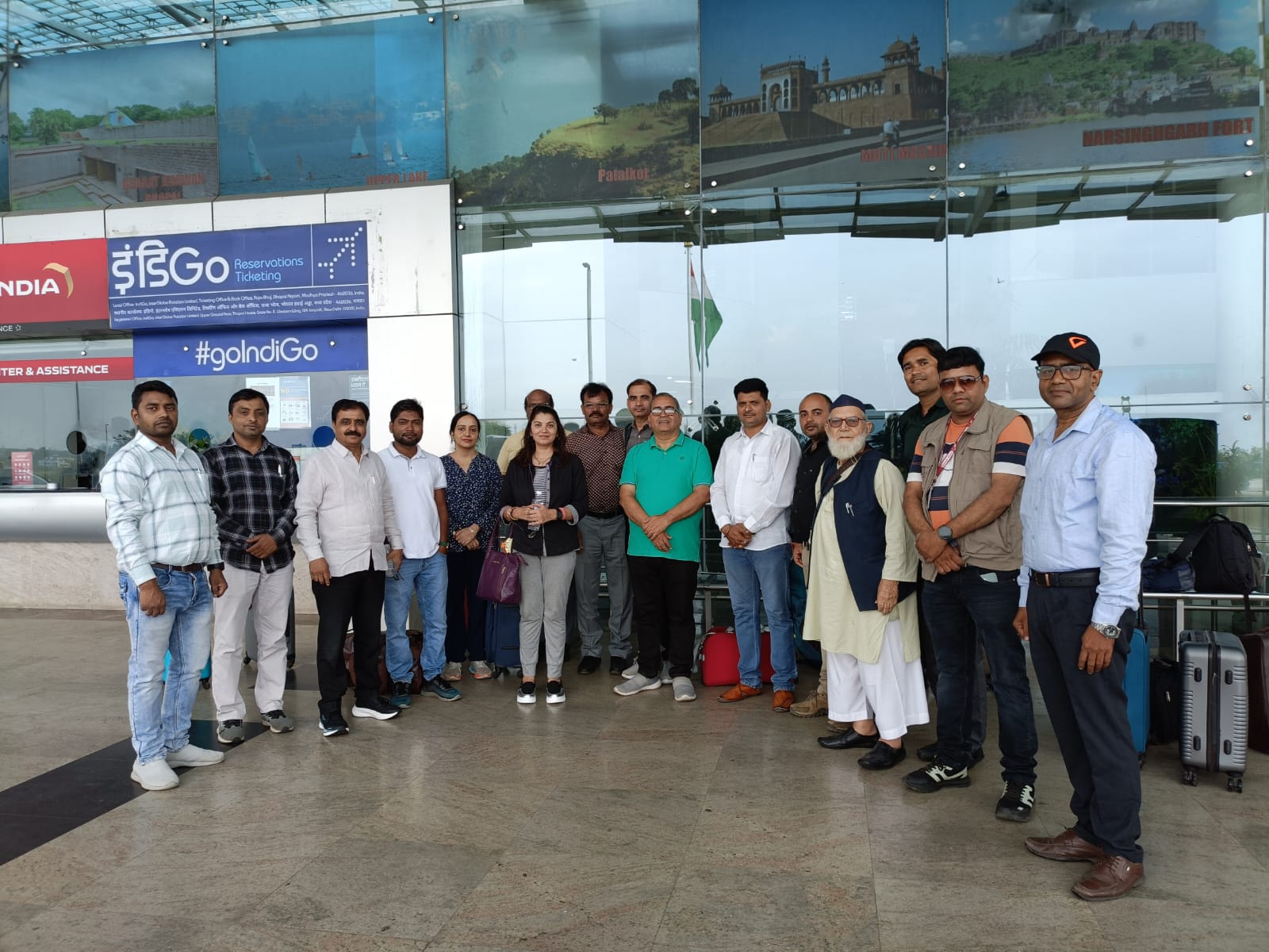 A group of journalists from Madhya Pradesh is on a tour of Uttar Pradesh, organized by PIB Bhopal as part of a press tour.