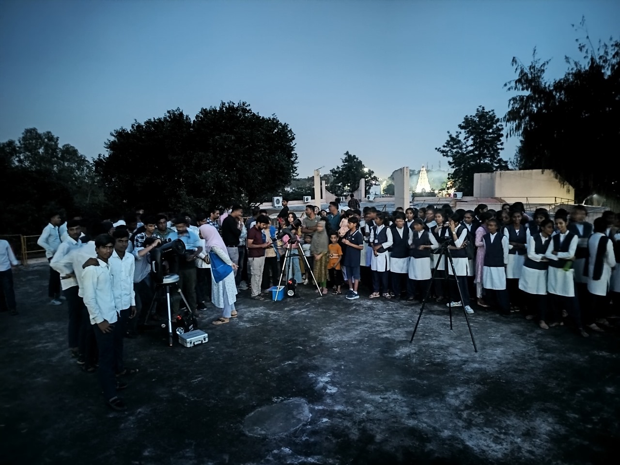 The amazing view of the supermoon at the Regional Science Center in Bhopal: Children observed and discussed the event.