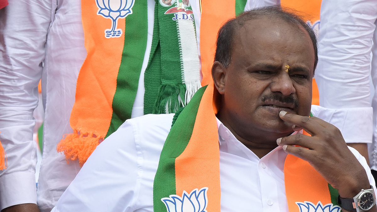 Bengaluru Police File Case Against Union Minister Kumaraswamy and Son for Threatening IPS Officer