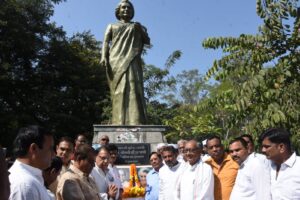 Digvijay Singh presented floral tributes at Congress Headquarters. 