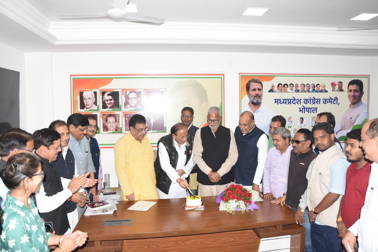 Congress Members Celebrate State Congress President Jitu Patwari’s Birthday with Cake Cutting