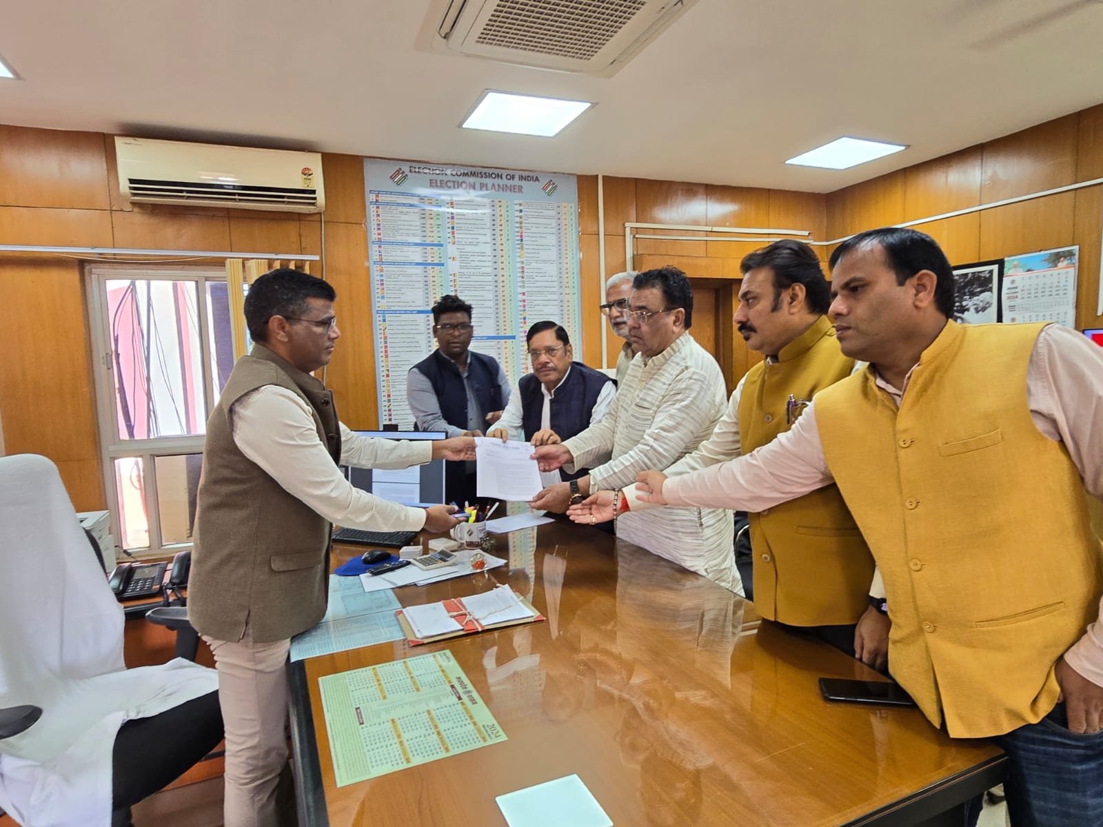 The Congress delegation submitted a memorandum to the Election Officer regarding irregularities in the Budhni and Vijaypur by-elections.