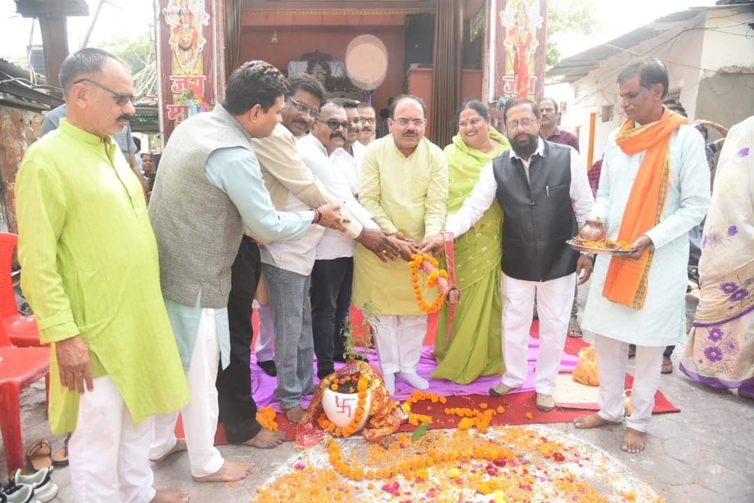 MLA Bhagwandas Sabnani performed the groundbreaking ceremony for the renovation of the community hall in Ward 33, Vallabh Nagar.