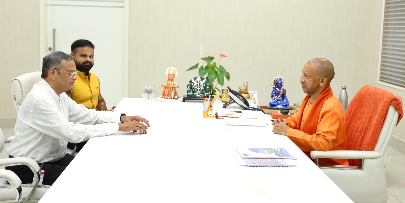 AIIMS Bhopal-Gorakhpur Director Prof. Ajay Singh Pays Courtesy Visit to CM Yogi