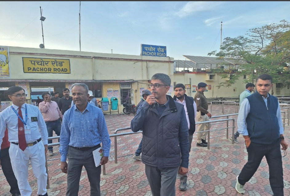 Divisional Railway Manager Inspects Shivpuri-Maksi Rail Section and Amrit Station Scheme