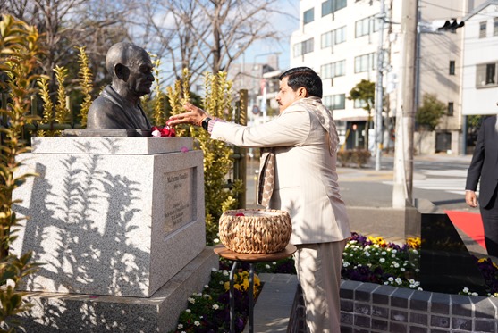 Chief Minister Mohan Yadav Offers Floral Tribute at Gandhi Statue in Japan