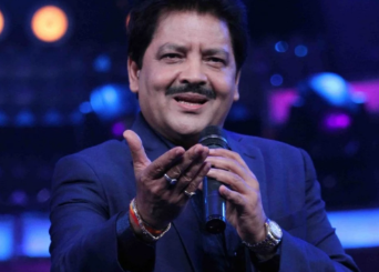 Udit Narayan Reacts as Paps Tease Him at Roshan’s Bash