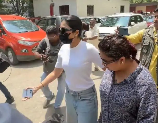 Dhanashree Verma Confronts Paparazzi En Route To Divorce Hearing