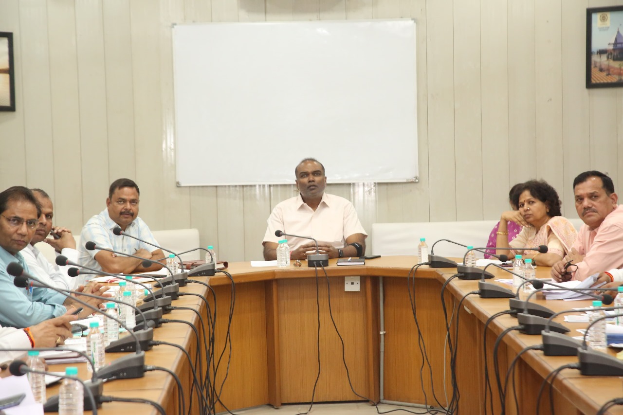 Divisional Commissioner Sanjeev Singh Issues Directives on Eye Check-up Camp, Agriculture, and Ayushman Scheme