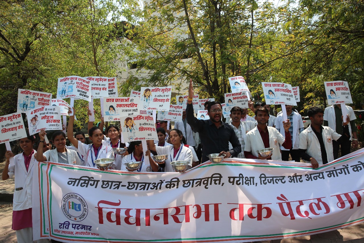 NSUI Protests at Assembly Over Nursing College Students’ Exam Delay