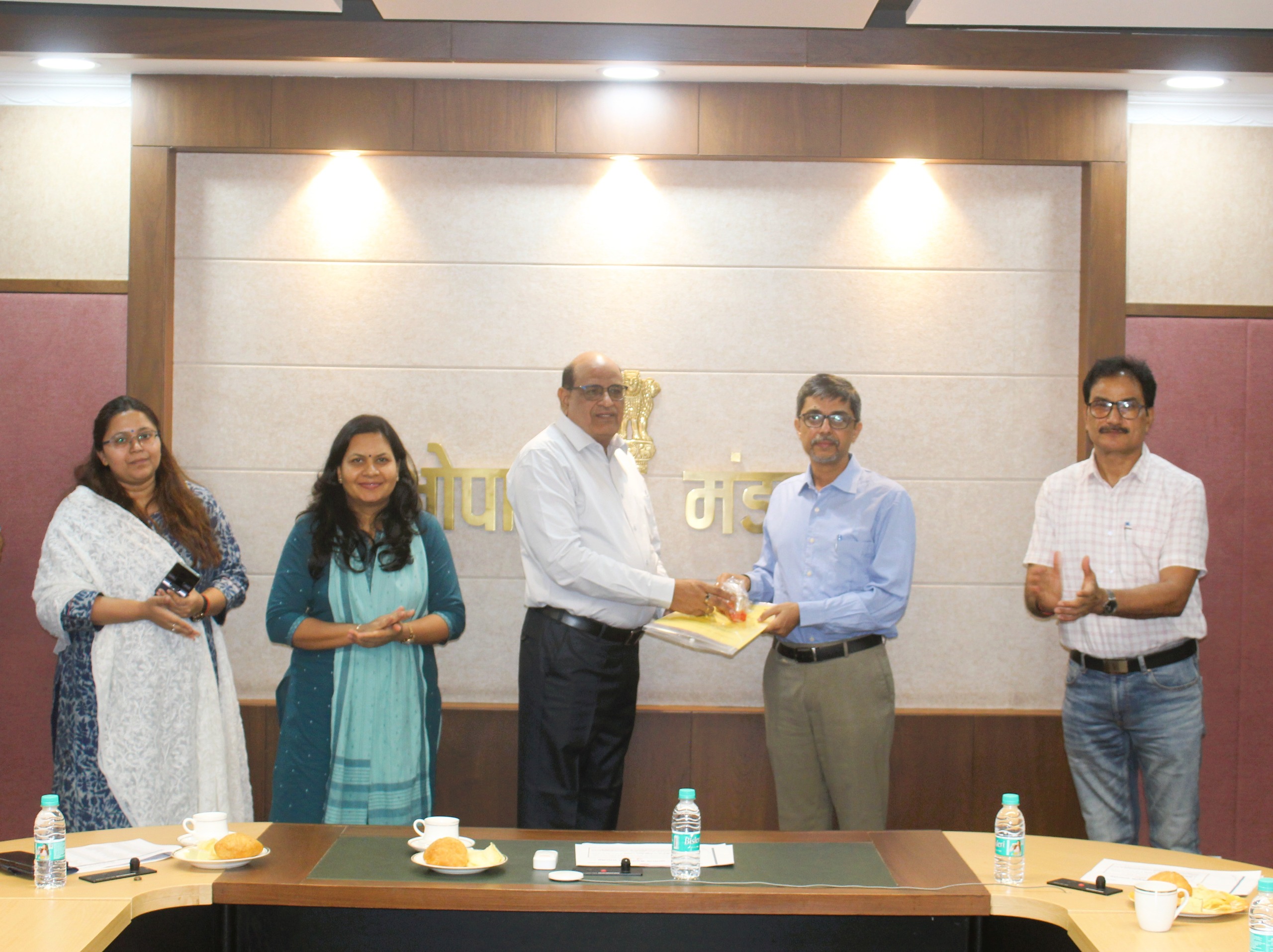 Heartfelt Farewell Given to 34 Retired Railway Employees