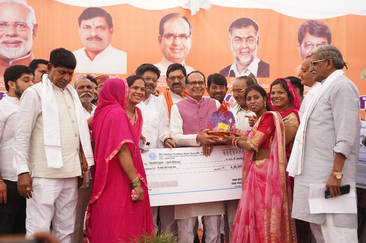 Minister Shivraj Singh Distributes PM Housing Sanction Letters in Gyaraspur