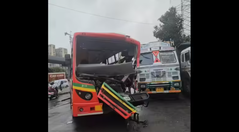 BEST Bus Hits Truck in Goregaon