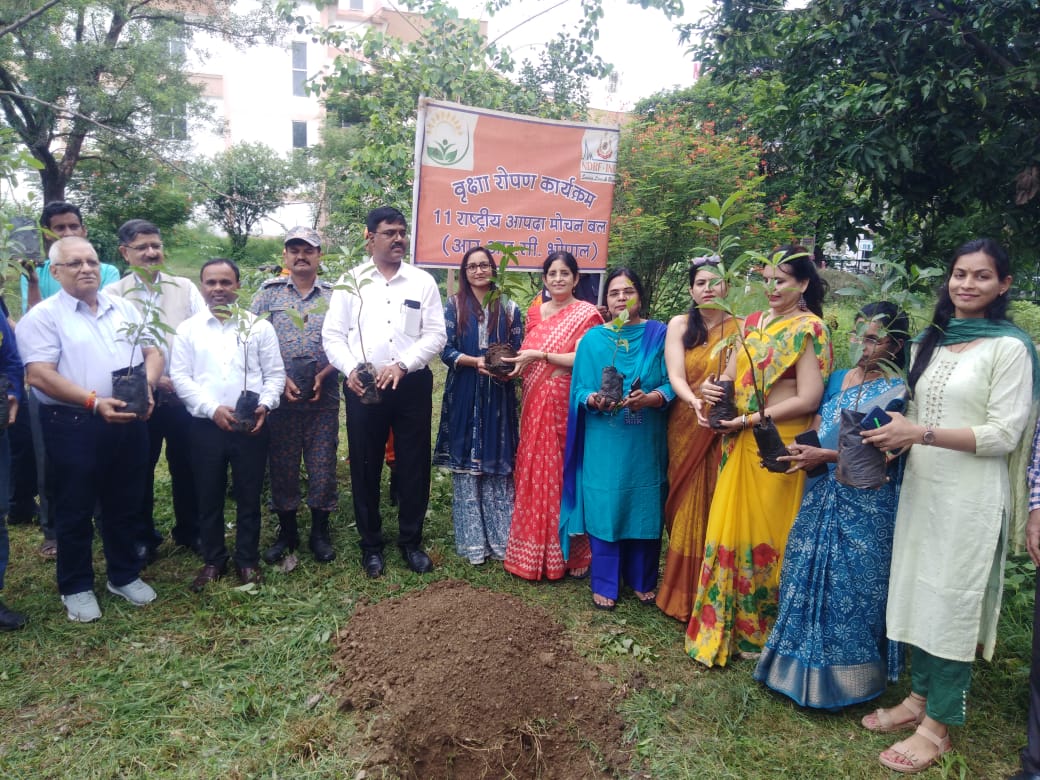National Disaster Response Force Demonstrates Life-Saving Techniques at Bhoj University