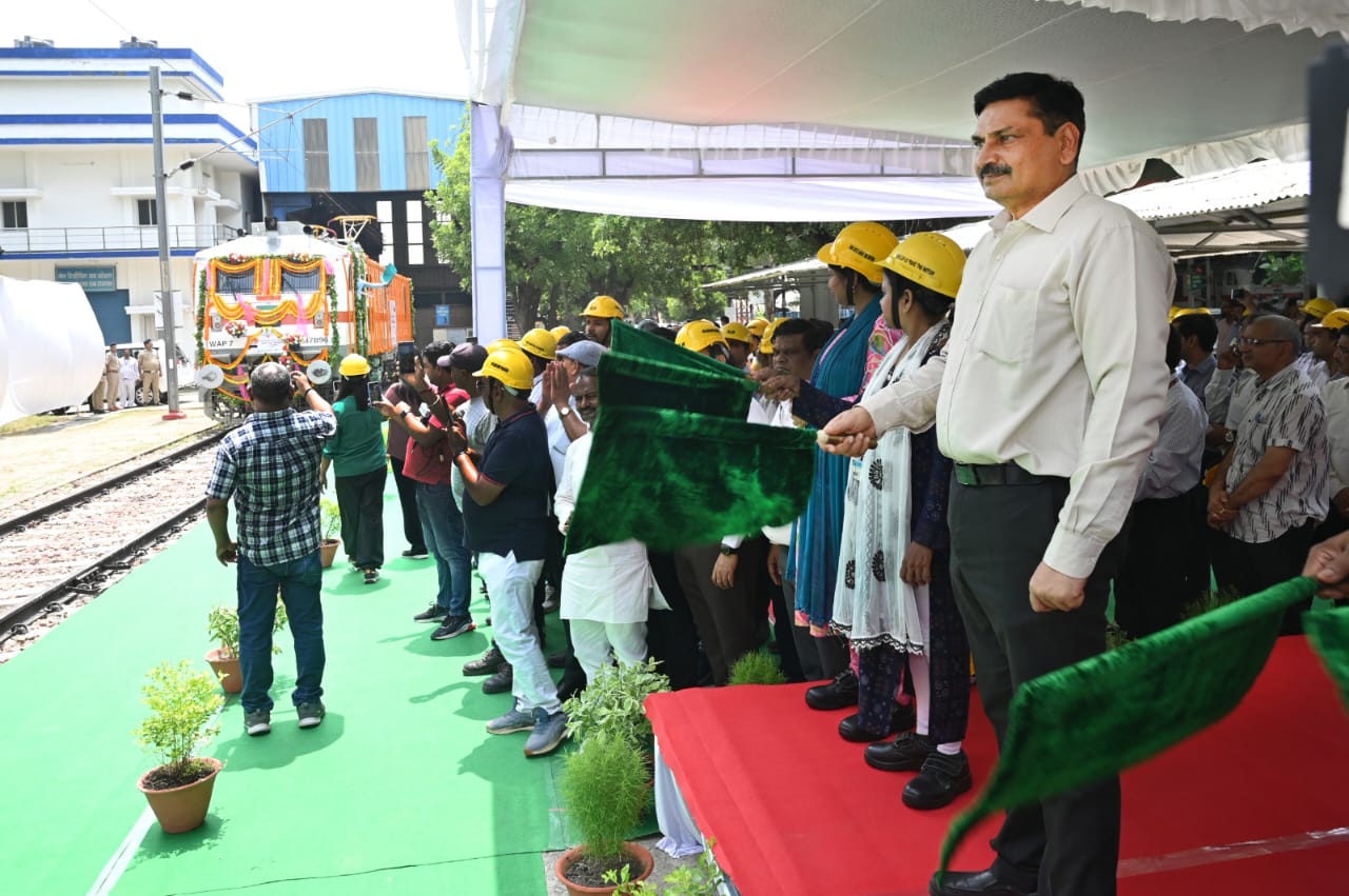 Banaras Locomotive Works Creates History with Grand Flag-Off of 2500th Electric Rail Engine
