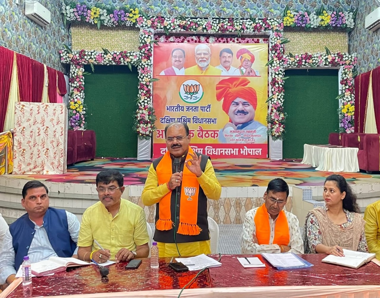 MLA Bhagwandas Sabnani Held Meeting with Party Workers