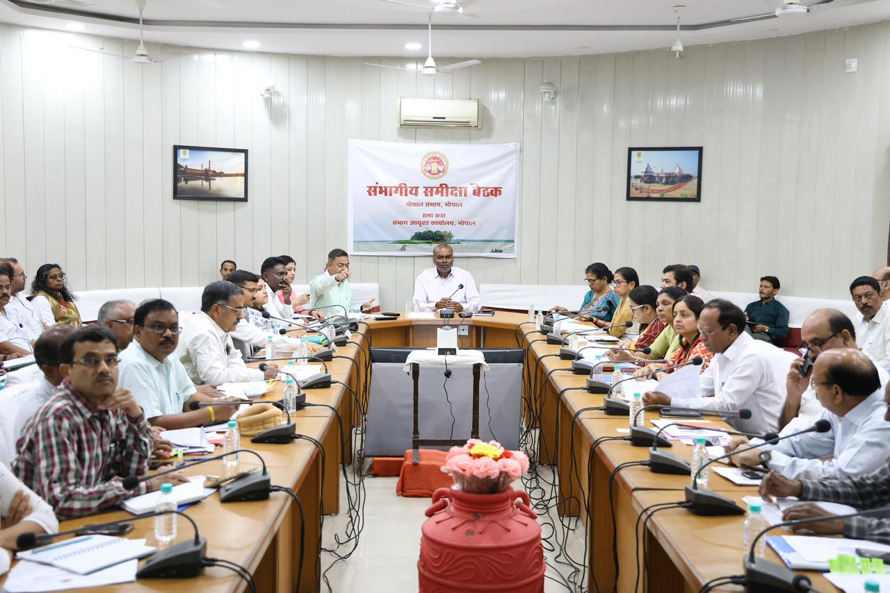 Divisional Commissioner Reviews Work of All District Panchayats