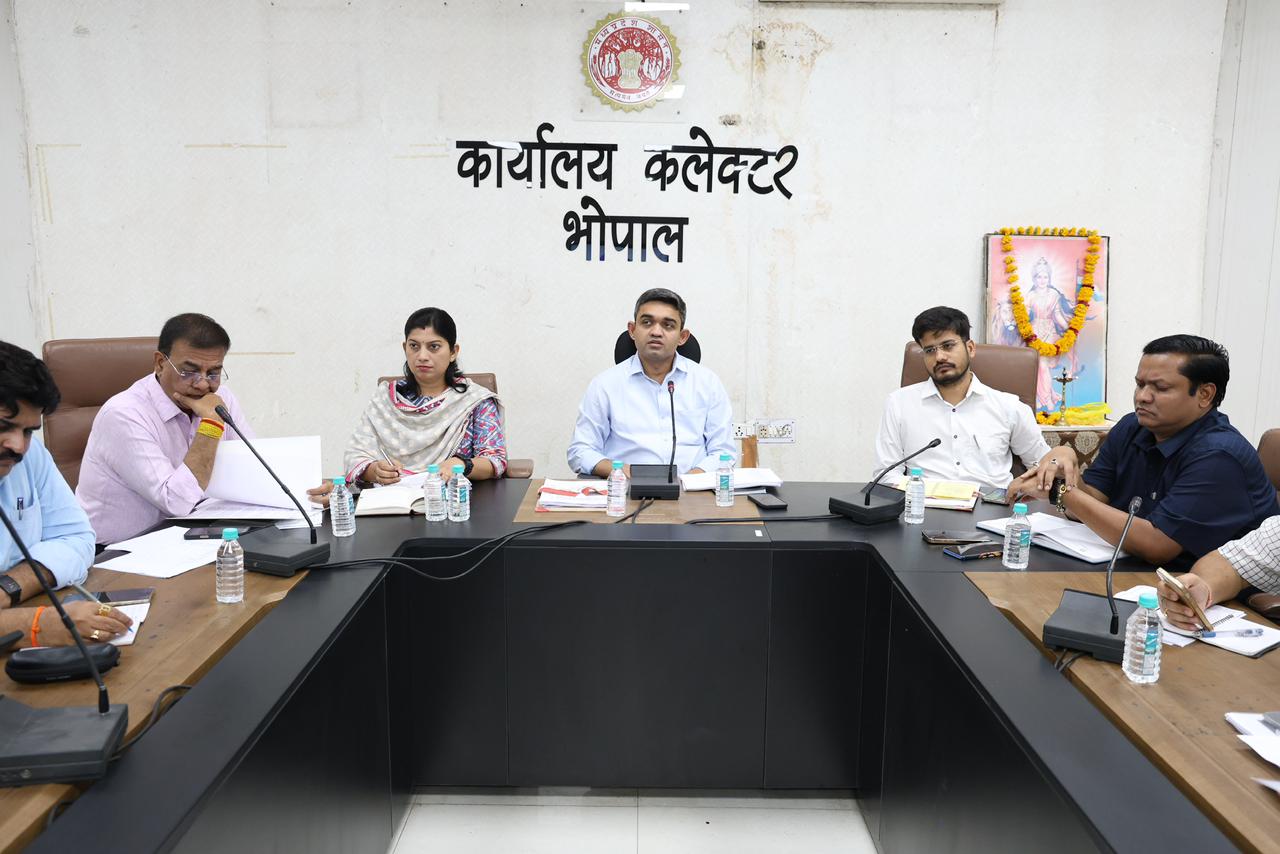 Collector Mishra urged to increase employment through Zari-Zardozi work. Collector Mishra urged to increase employment through Zari-Zardozi work.