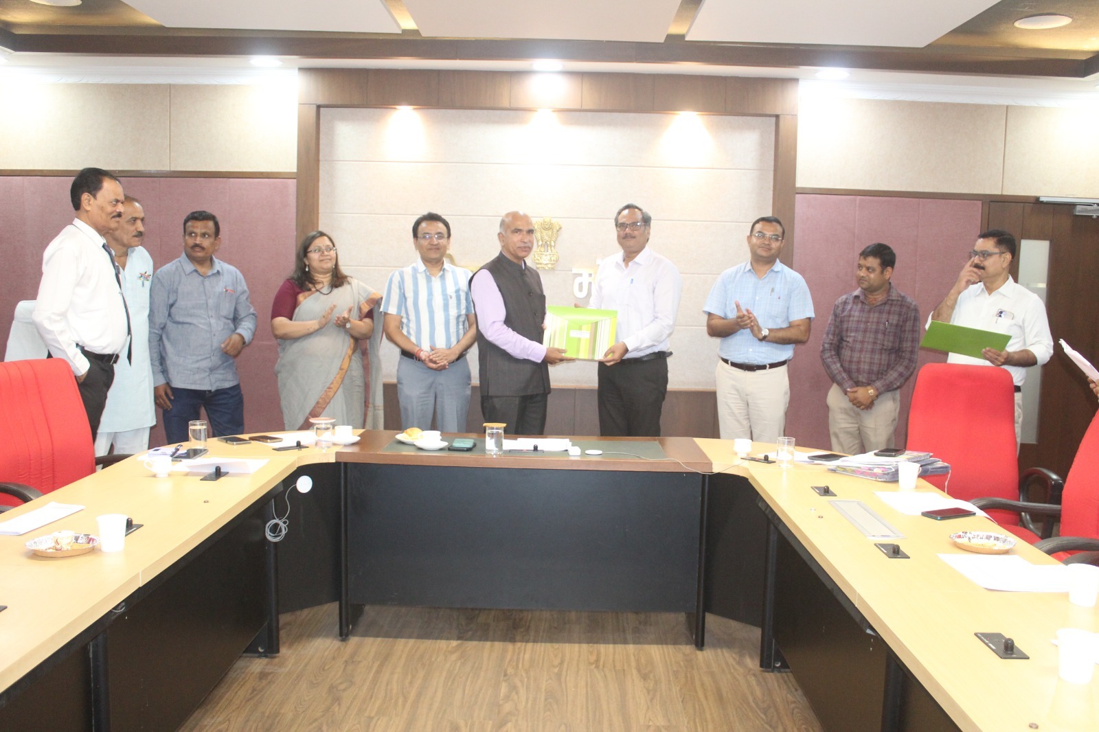DRM gives heartfelt farewell to 38 retired railway employees in Bhopal