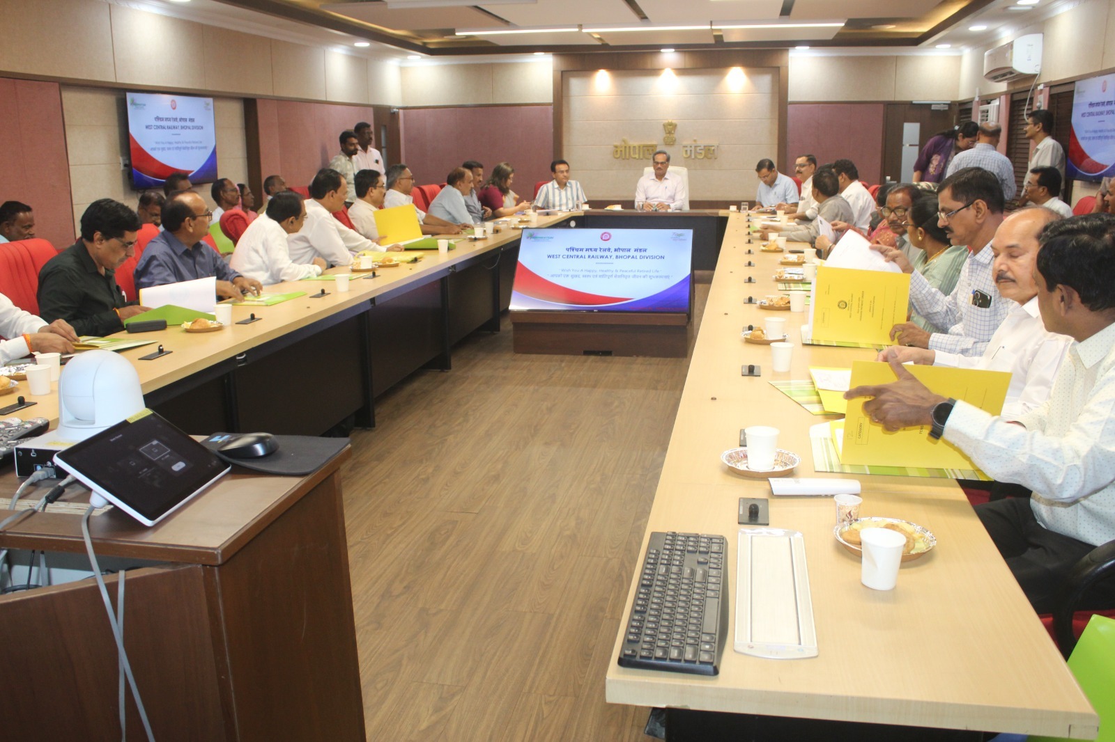 DRM gives heartfelt farewell to 38 retired railway employees in Bhopal