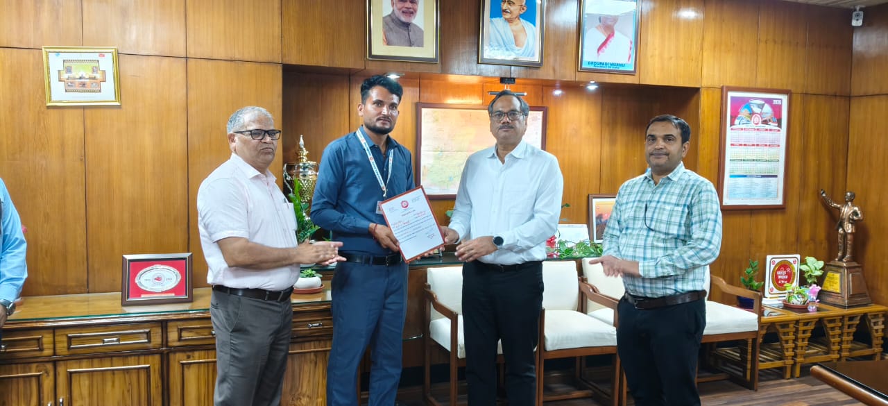 DRM Honours Five Railway Employees for Vigilance and Safety Excellence DRM Honours Five Railway Employees for Vigilance and Safety Excellence