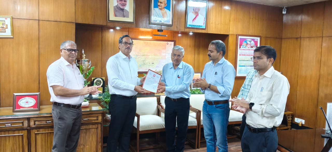 DRM Honours Five Railway Employees for Vigilance and Safety Excellence