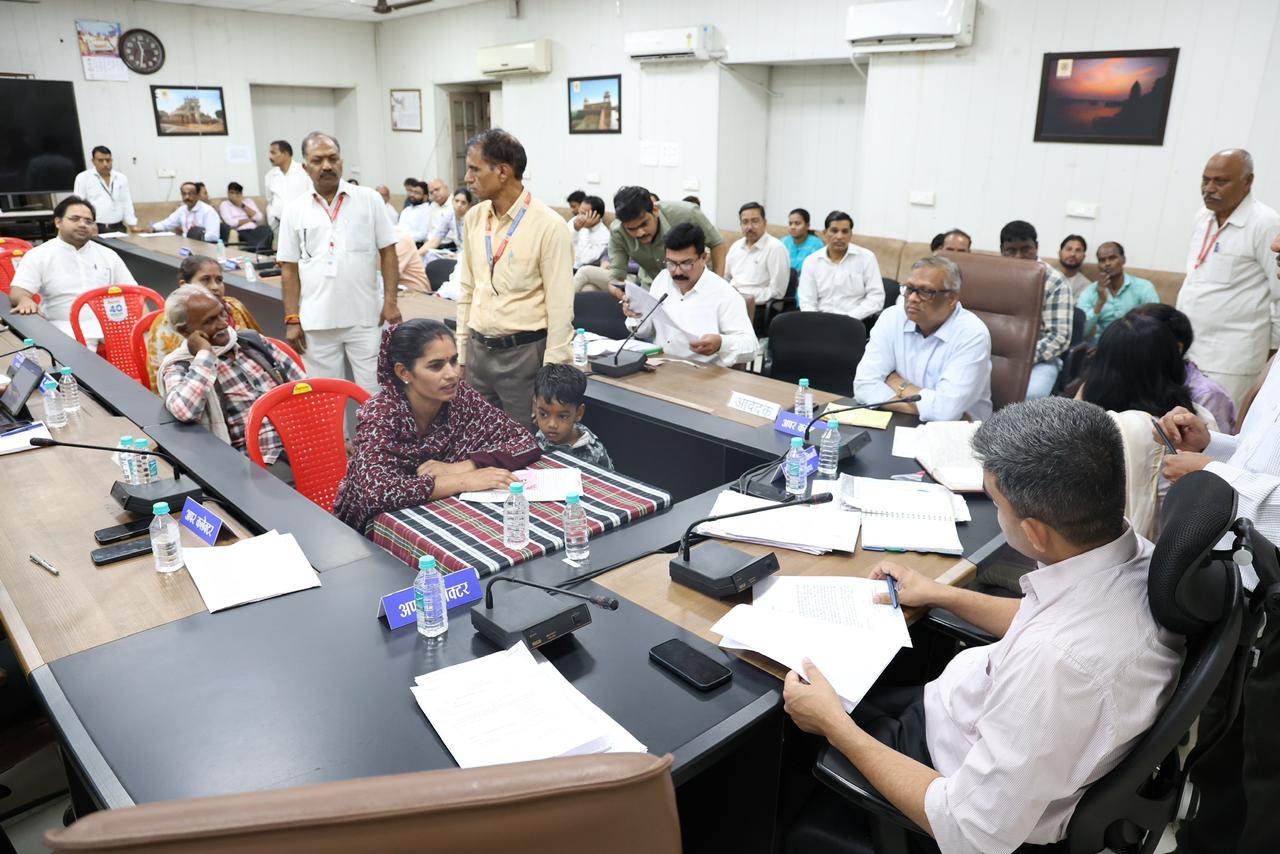 Collector Hears Citizens' Problems During Public Hearing in Bhopal District