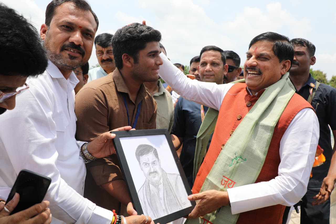 Chief Minister Mohan Yadav accorded grand welcome on Narmadapuram arrival