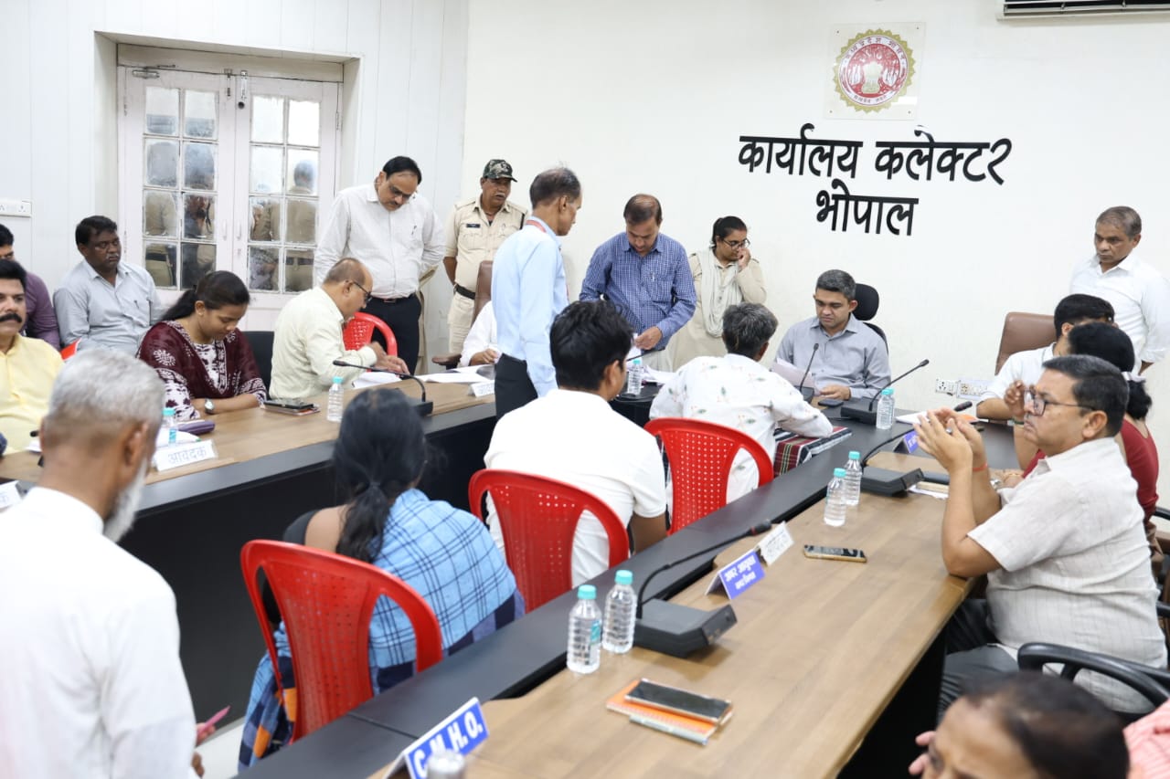 Collector Hears Applicants’ Grievances at District Public Hearing in Bhopal Collector Hears Applicants’ Grievances at District Public Hearing in Bhopal