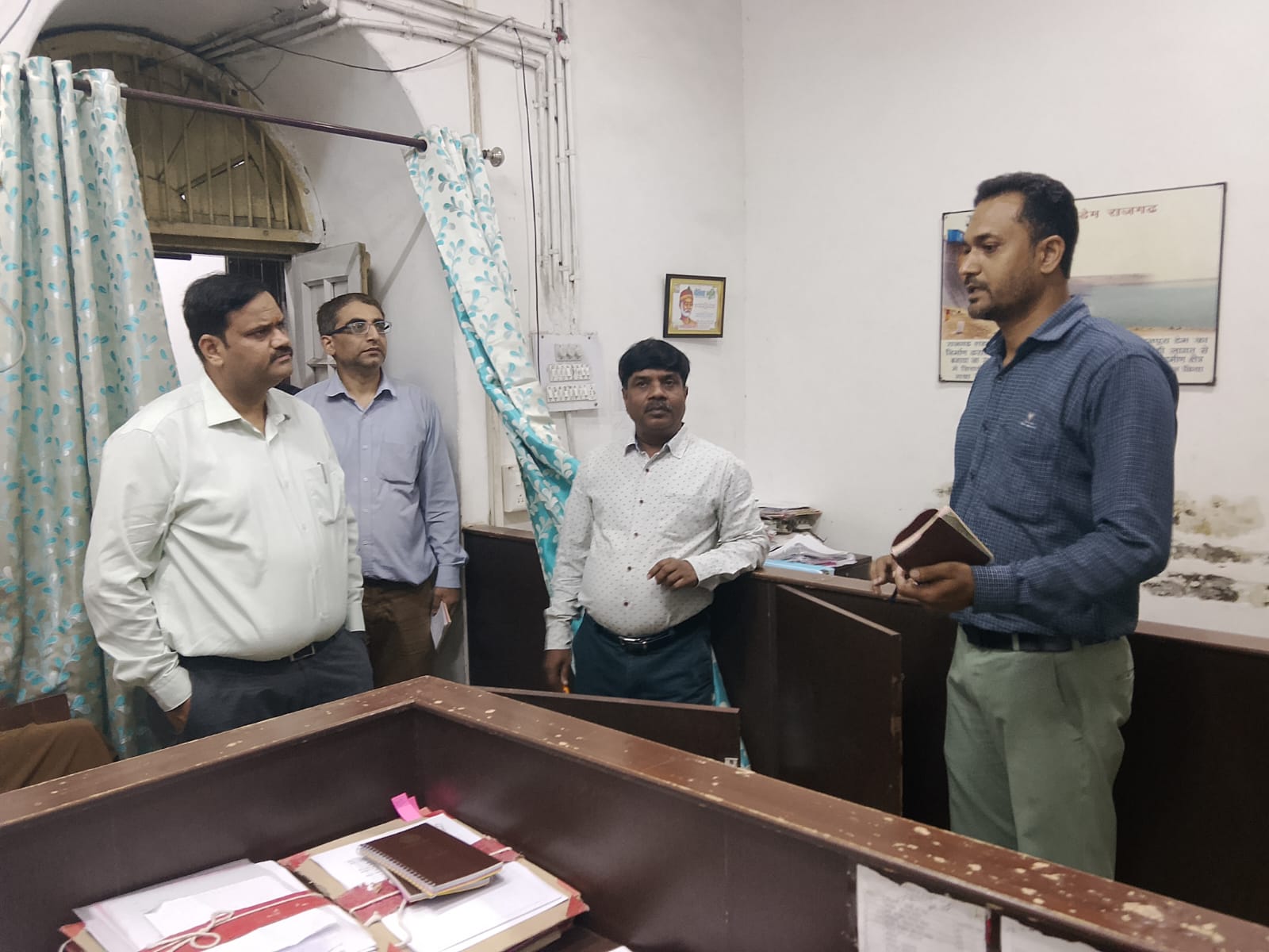 Divisional Commissioner Sharma Inspects Divisional Office, Reviews Revenue Case Progress