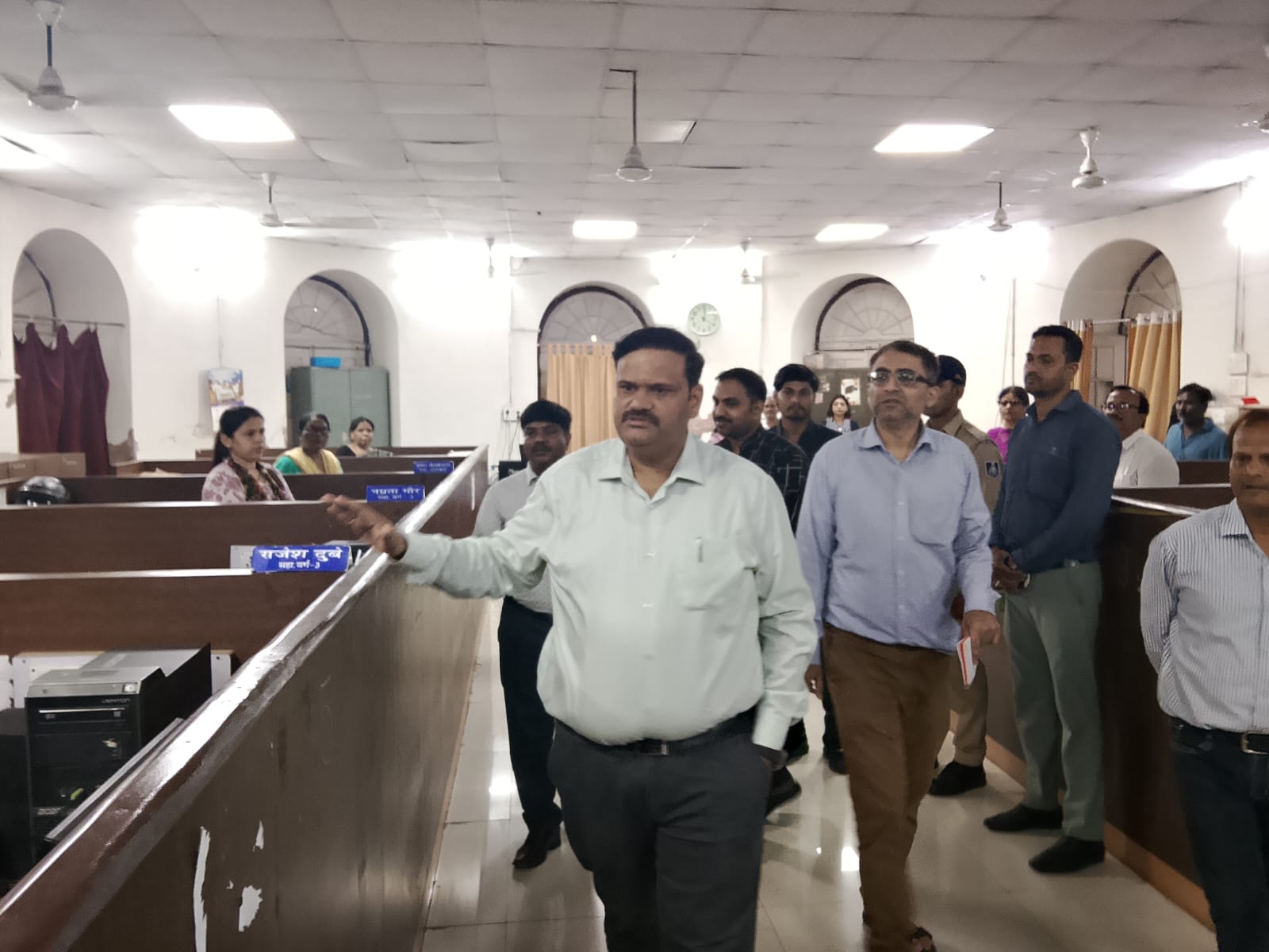 Divisional Commissioner Sharma Inspects Divisional Office, Reviews Revenue Case Progress