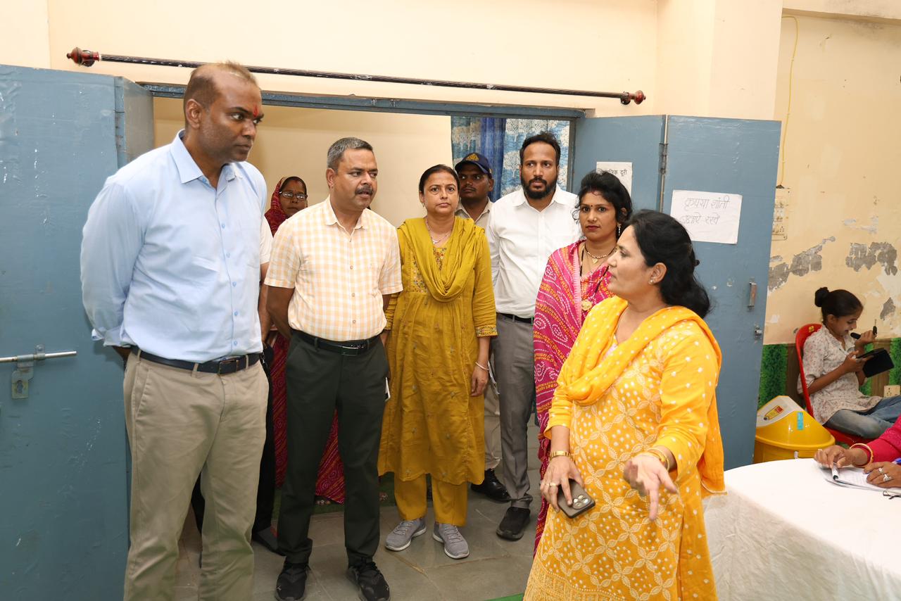 Divisional Commissioner tours villages, reviews women-led rural initiatives in heat