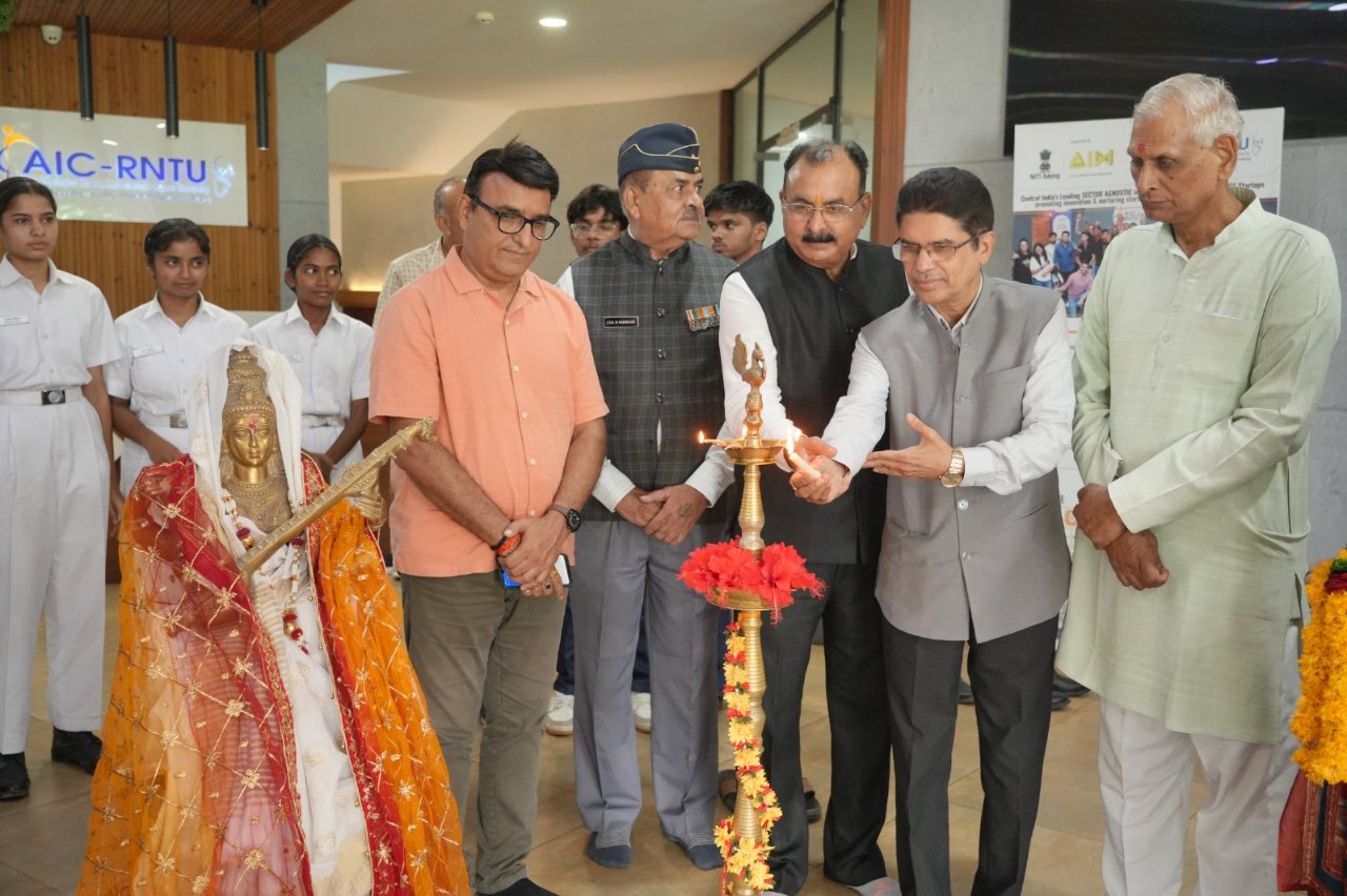 RNTU pays heartfelt tribute to martyrs on Kargil Vijay Diwas