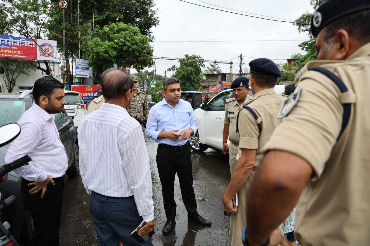 Collector, Police Commissioner Inspect Bhopal Roads for Safer Traffic Movement