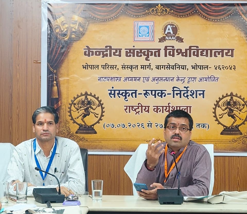 Prof. Raghavendra Bhatt lectures on universal welfare in Sanskrit plays Prof. Raghavendra Bhatt lectures on universal welfare in Sanskrit plays