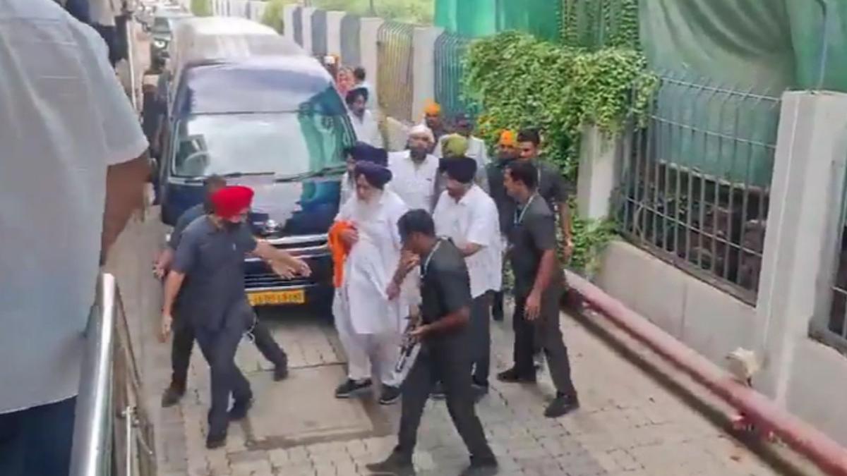Sukhbir Badal Attacked At Nanded Gurdwara