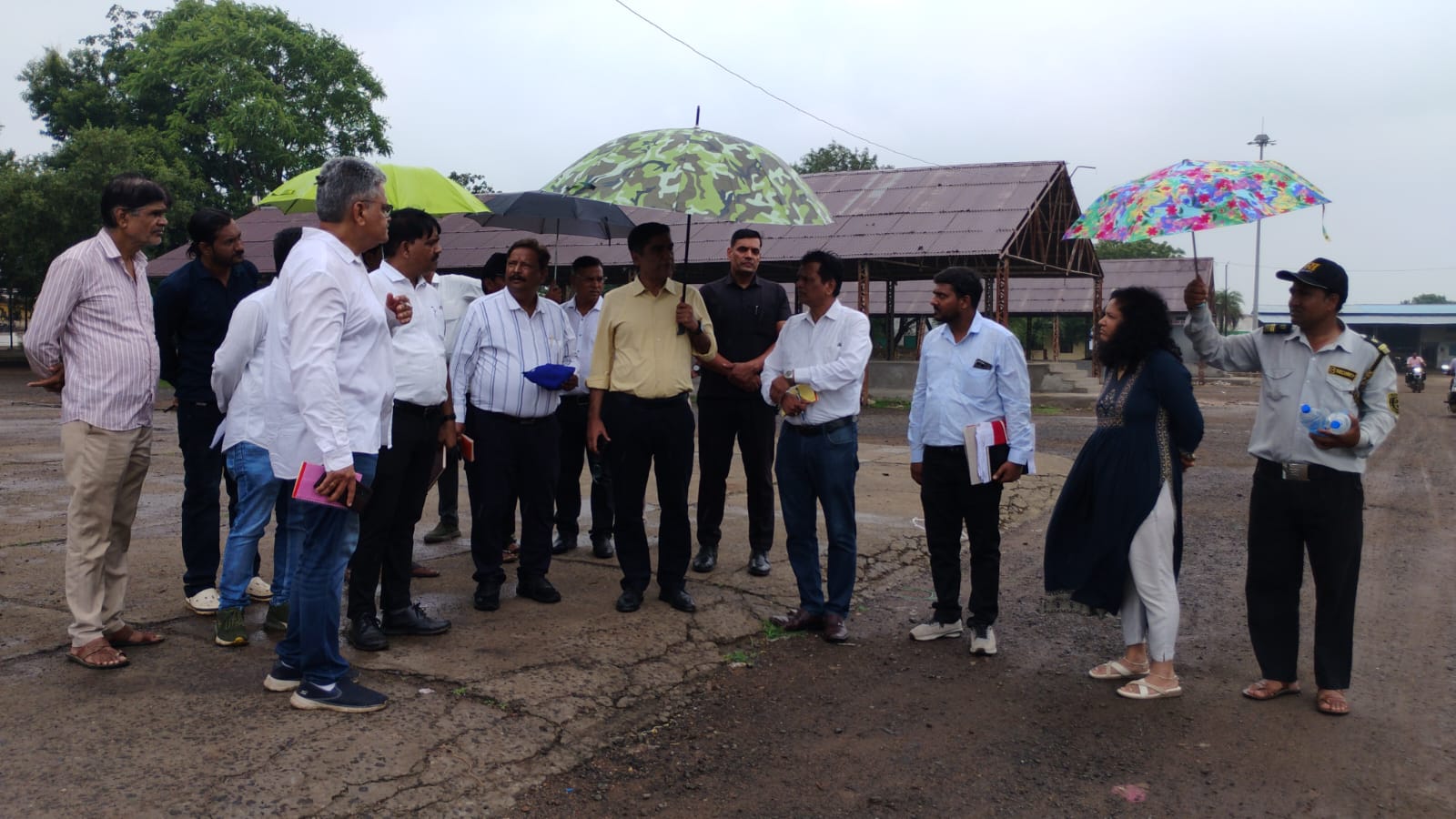 Mandi Board Commissioner Kumar Purushottam conducts surprise inspection at Berasia Mandi