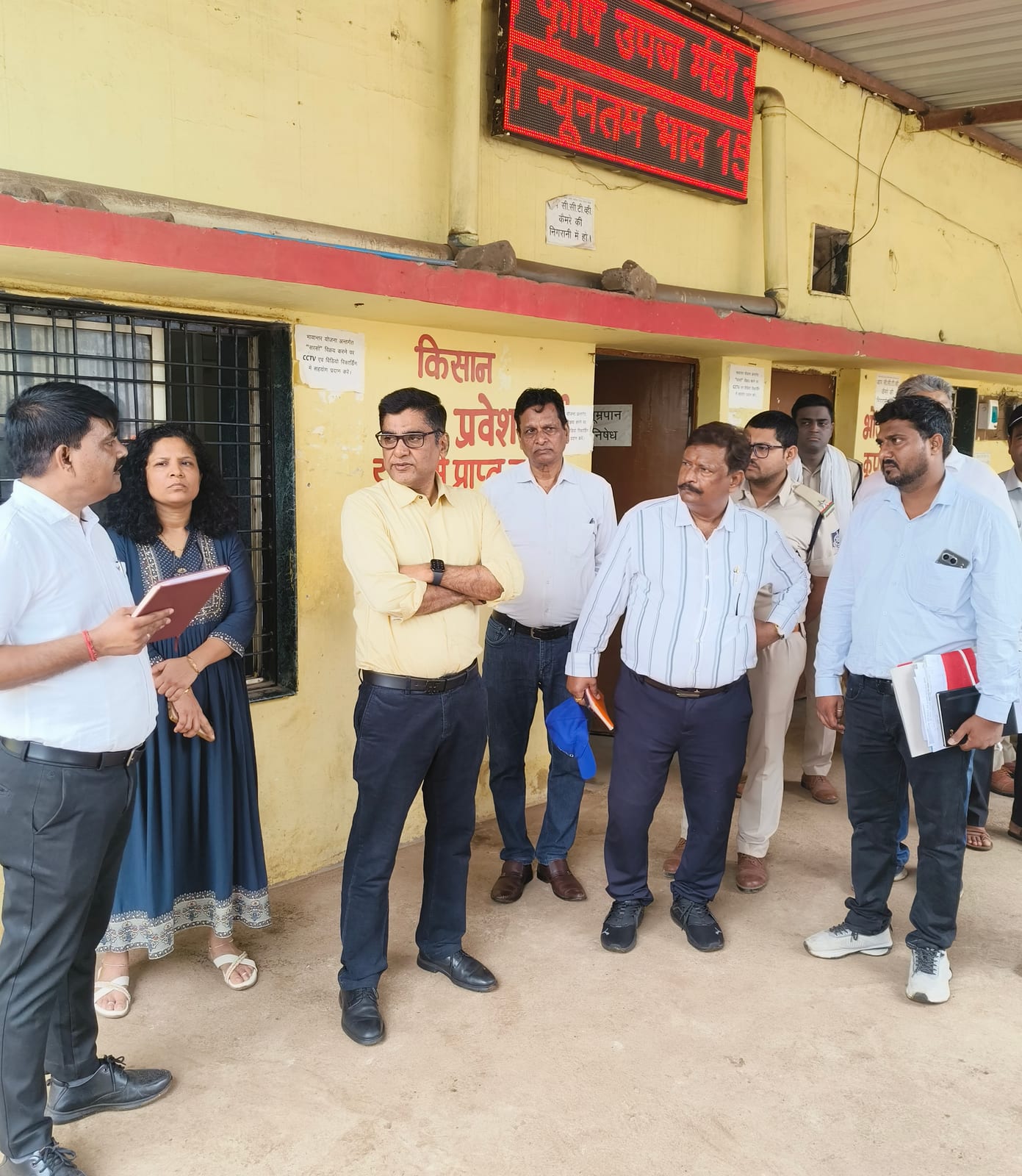 Mandi Board Commissioner Kumar Purushottam conducts surprise inspection at Berasia Mandi