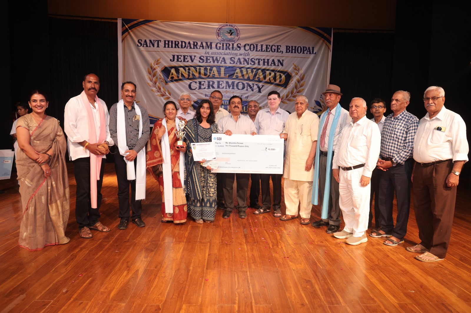 Sant Hirdaram Girls College Holds Annual Awards Ceremony in Bhopal