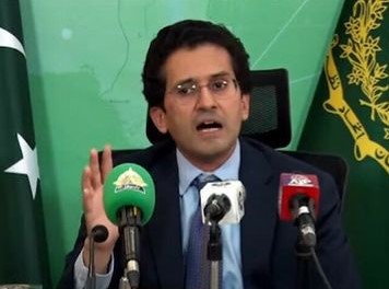Pakistan petrol may hit Rs 1,000 amid shortage, minister warns