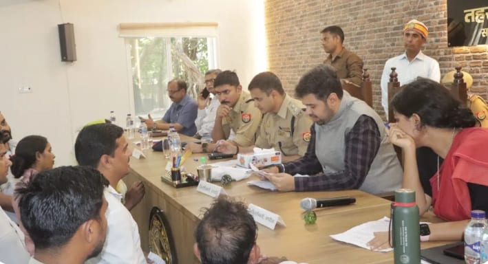 DM SP Hear Public Grievances In Sandila DM SP Hear Public Grievances In Sandila