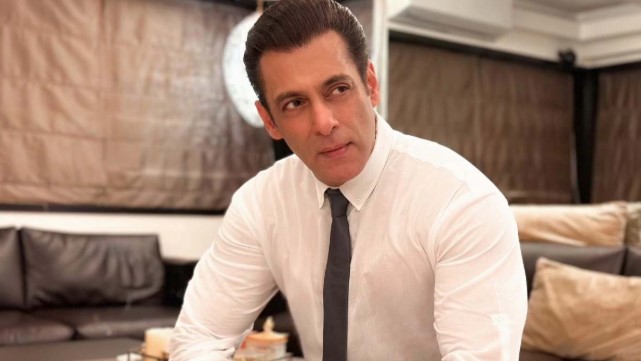 Salman Khan Reconciles With Paparazzi, Poses for Cameras Again in Mumbai